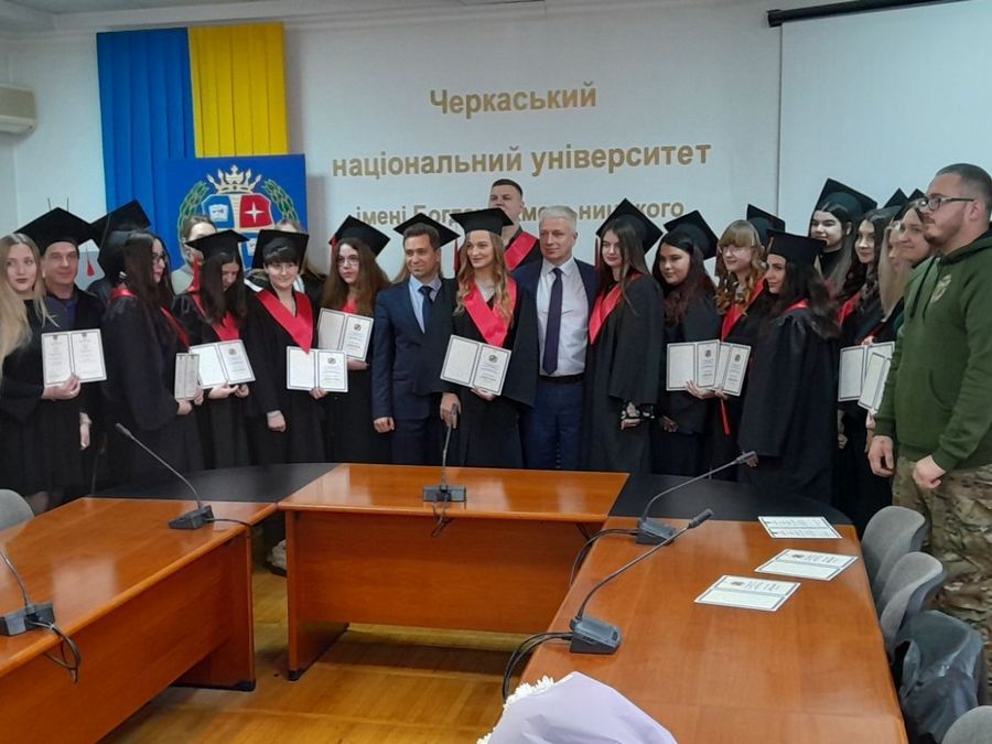 У Черкаському національному відбулось урочисте вручення дипломів магістрам